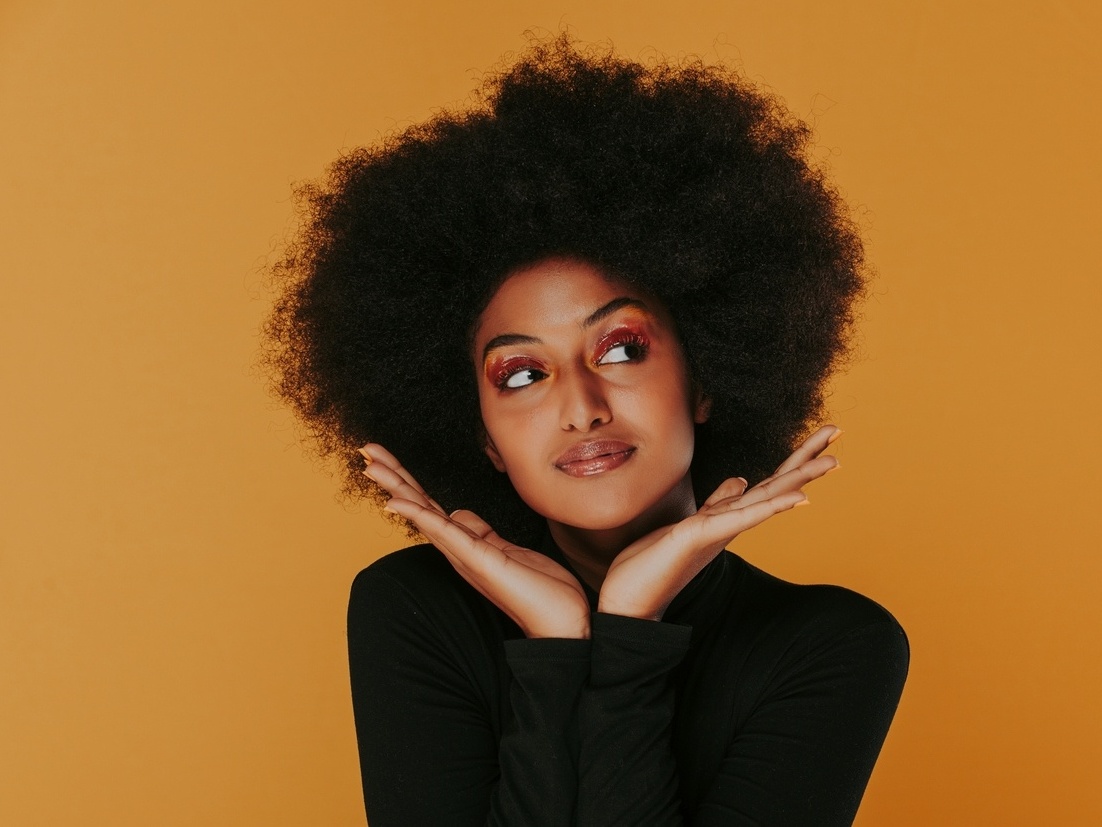 Mulheres negras enxergam cabelo e maquiagem como objetos de resistência -  23/05/2019 - UOL Universa