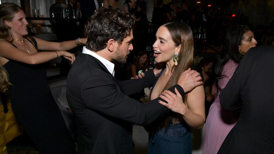 Kit Harington e Emilia Clarke se reencontram em festa pós-Emmy - Getty Images for Netflix