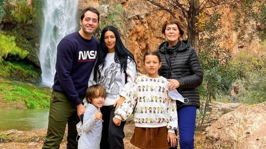 Simaria posou com a família durante passeio - Reprodução/Instagram @simaria