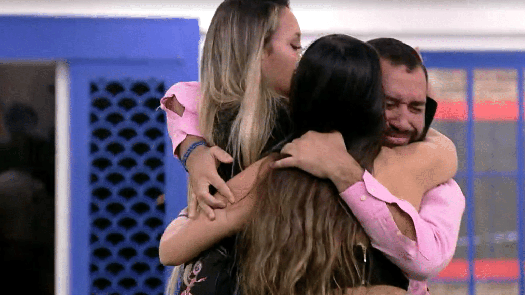 BBB 21: Gil chora e abraça Sarah e Juliette após eliminação - Reprodução/Globoplay