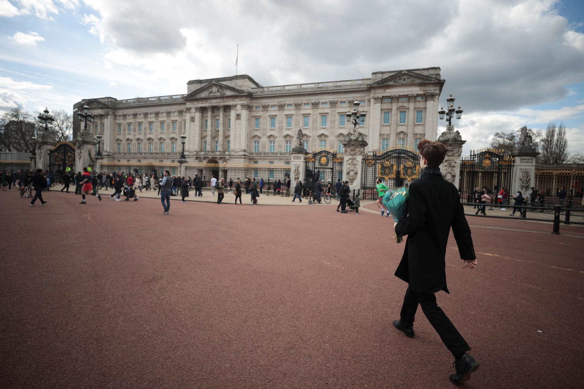 Pessoas ao redor do Palácio de Buckingham após o anúncio da morte do príncipe Philip - HANNAH MCKAY / REUTERS