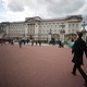 Pessoas ao redor do Palácio de Buckingham após o anúncio da morte do príncipe Philip - HANNAH MCKAY / REUTERS