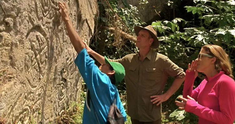 Dr. Martin "Moose" Pepper, geólogo e explorador, e Dr. Karina Oliani, investigam arenito em Petroglyphs, no Rio Palatoa - Discovery Channel - Discovery Channel