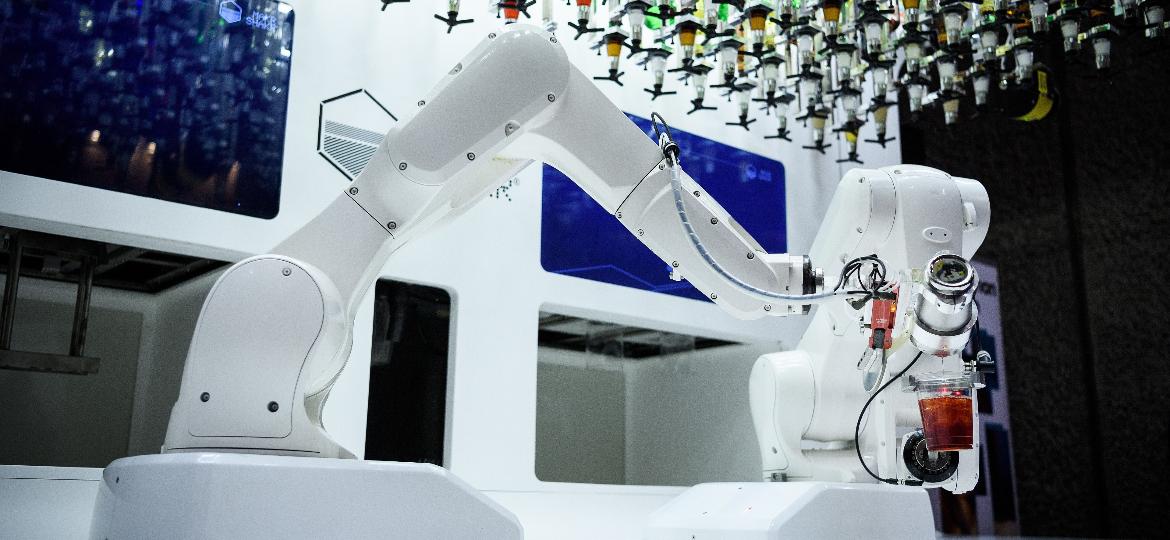 Robô serve bebidas em demonstração. As máquinas vão dominar os bares? - Getty Images