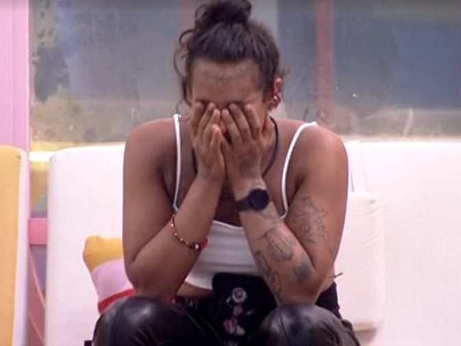 Em crise de choro, Lina dá amenizada: 'Devo ficar horrorosa desse jeito'