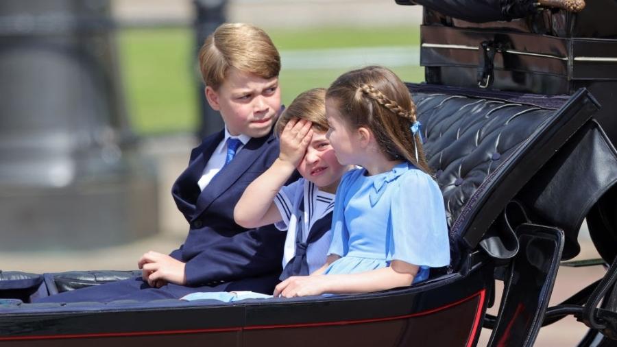 Caras  A cumplicidade dos príncipes Charlotte e Louis na coroação