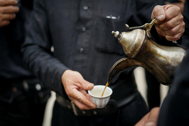 Café árabe, tradicional no Qatar: dizer 'não' ao cafezinho pode ser considerado falta de educação - Getty Images - Getty Images