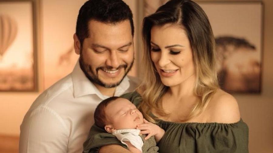 Andressa Urach posa com o marido, Thiago, e o filho, Leon - Reprodução/Instagram
