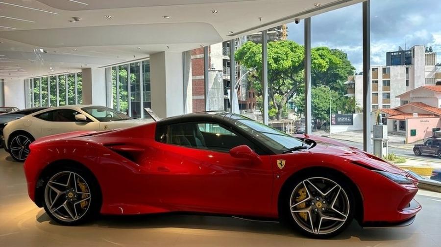 Concessionária Ferrari aberta no ano passado no bairro de Las Mercedes, a "pequena Manhattan" da Venezuela  - BBC