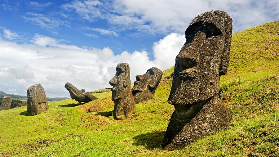 Moai no Parque Nacional Rapa Nui, nas encostas do vulcão Rano Raraku, na Ilha de Páscoa