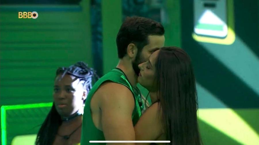 BBB 24: Matteus e Deniziane quase se beijam em festa