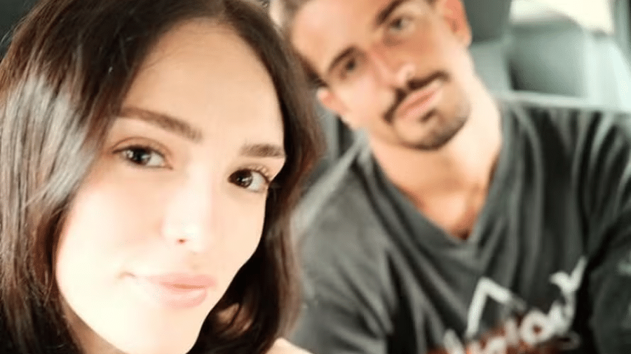 Isabelle Drummond e Enzo Celulari passeiam juntos