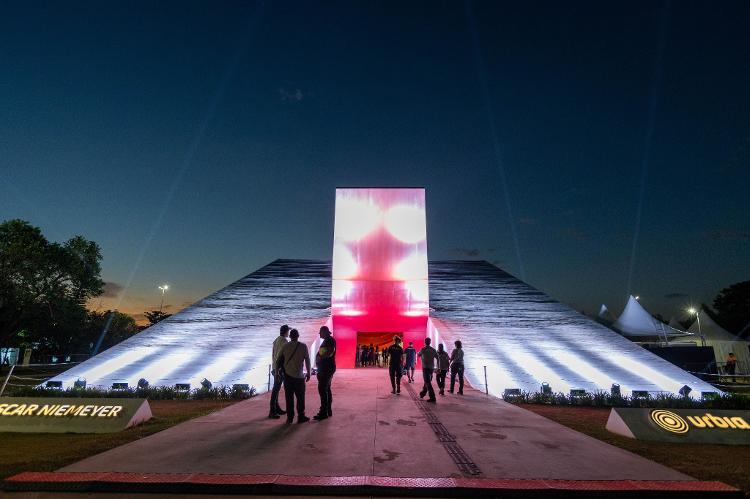 O Auditório Ibirapuera iluminado para a estreia do C6 Fest, na noite de sexta (17), em São Paulo