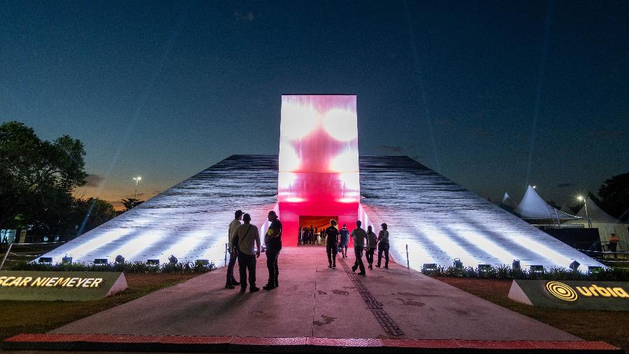 O Auditório Ibirapuera iluminado para a estreia do C6 Fest, na noite de sexta (17), em São Paulo