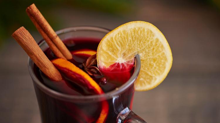 Vinho quente aromatizado com laranja e canela Vinho quente aromatizado com laranja e canela