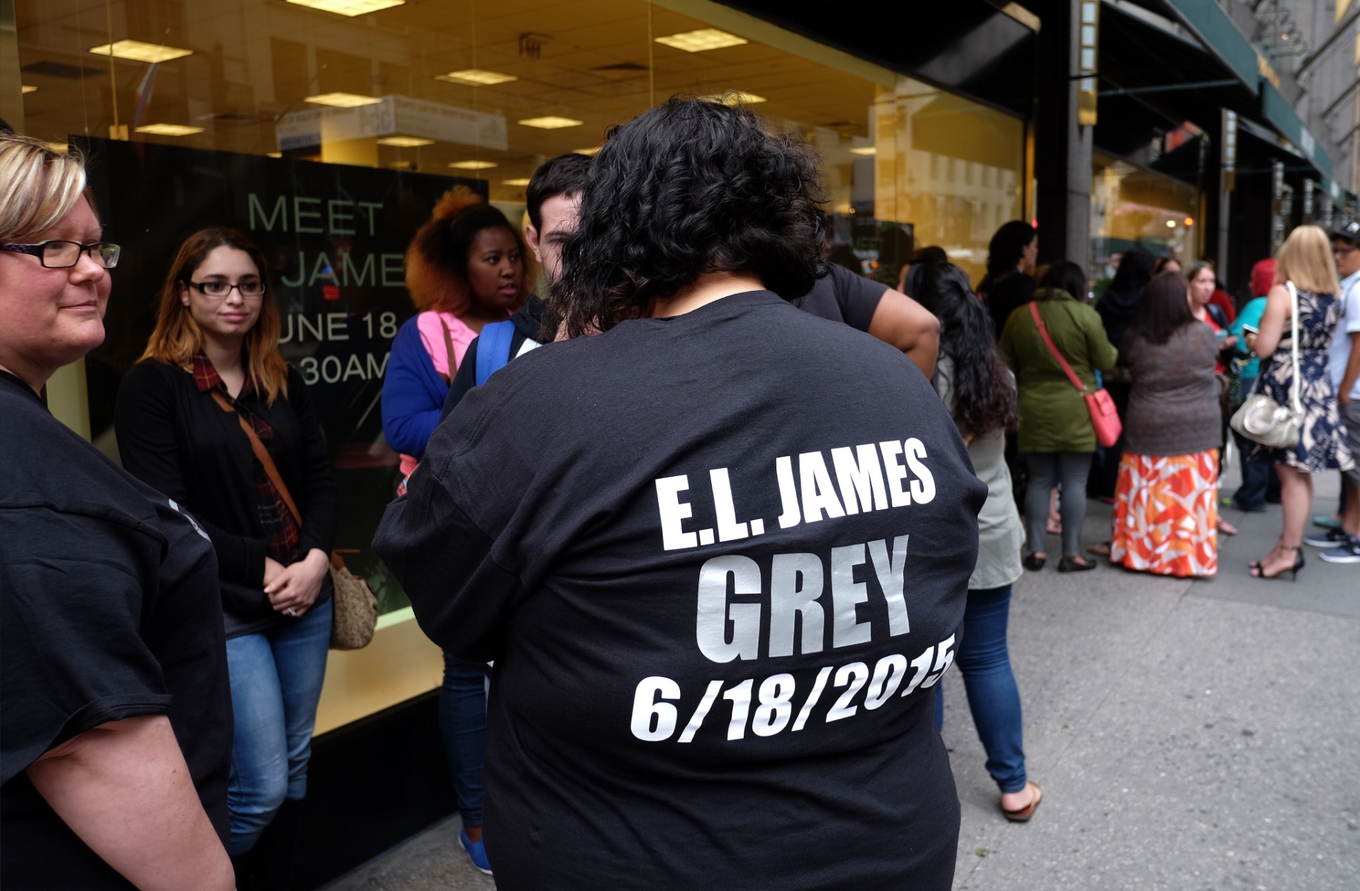 18.jun.2015 - Fãs da série fazem fila para comprar o novo romance, "Grey", na Barnes and Noble em Nova York - AFP PHOTO/JEWEL SAMAD
