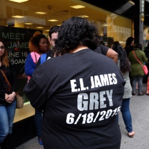 18.jun.2015 - Fãs da série fazem fila para comprar o novo romance, "Grey", na Barnes and Noble em Nova York - AFP PHOTO/JEWEL SAMAD