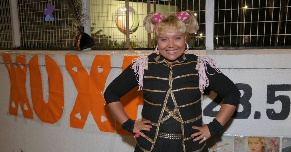 17.ago,2015 - Fã e cover de Xuxa, Tidinha, de 29 anos, comemora a estreia da apresentadora na Record em frente ao Recnov, no Rio de Janeiro
