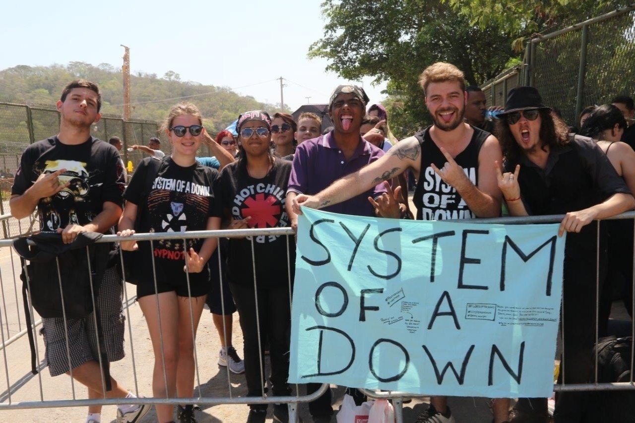 24.set.2015 - Fãs do System of a Down já fazem fila para o quarto dia do Rock in Rio - Zulmair Rocha/UOL