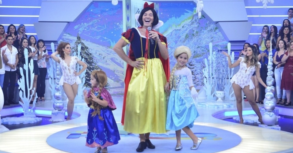 Rodrigo Faro recebe as filhas, Maria e Helena, no palco de seu programa na Record. As meninas participam do quadro "Dança, Gatinho" e apresentam um número inspirado na animação "Frozen". Ao lado do apresentador, que se veste de Branca de Neve, elas interpretam as irmãs Elsa e Ana do longa da Disney