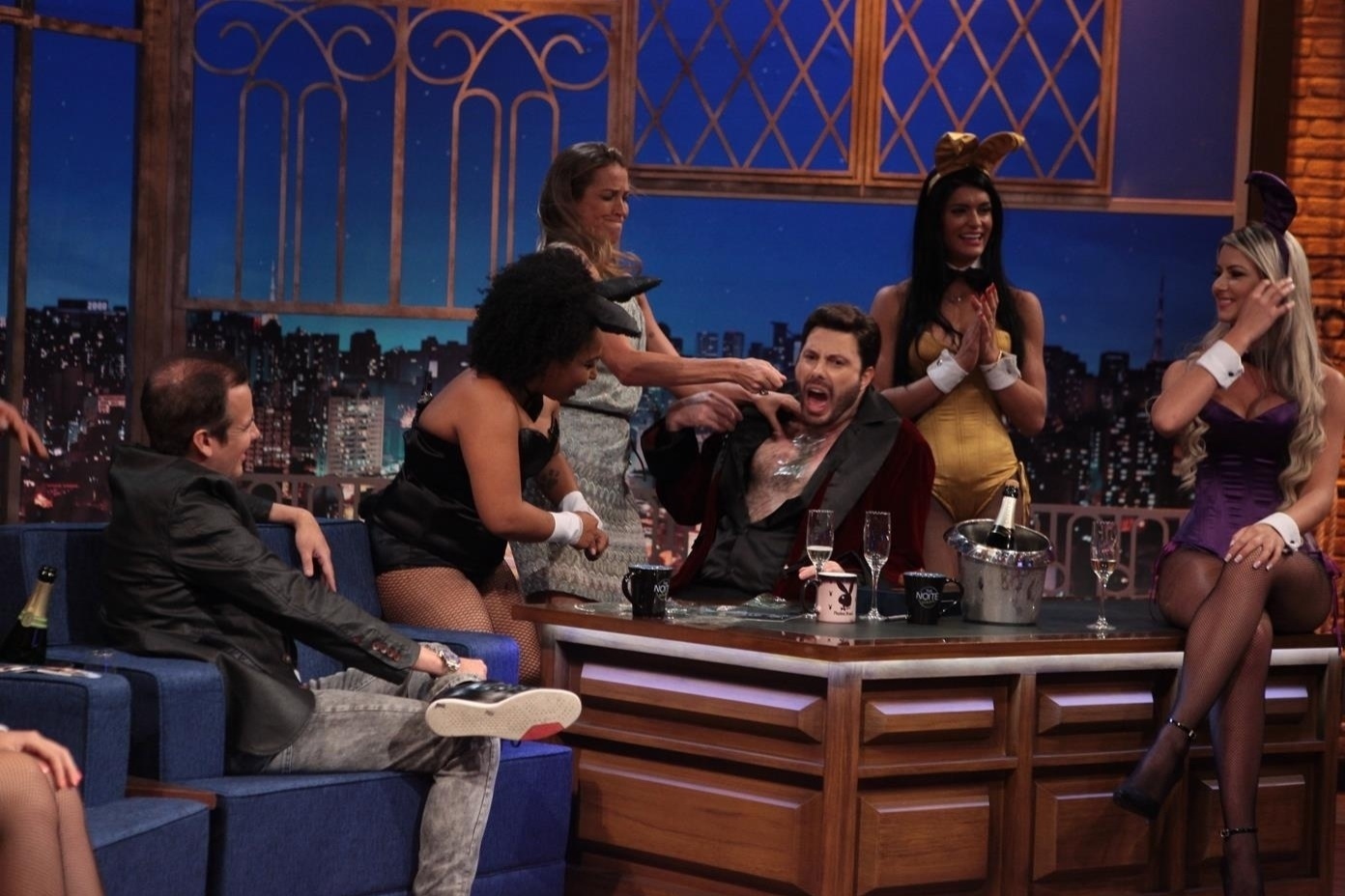 16.mar.2016 - Luana Piovani depila Danilo Gentili no "The Noite" - Leonardo Nones/SBT