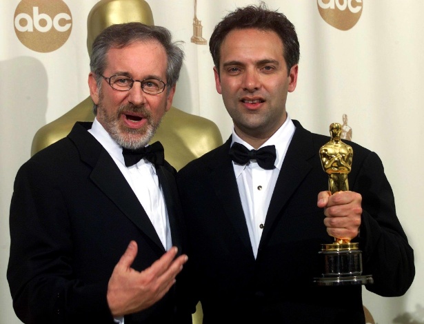Diretor Sam Mendes e o produtor Steven Spielberg, no Oscar 2000 - France Presse/AFP