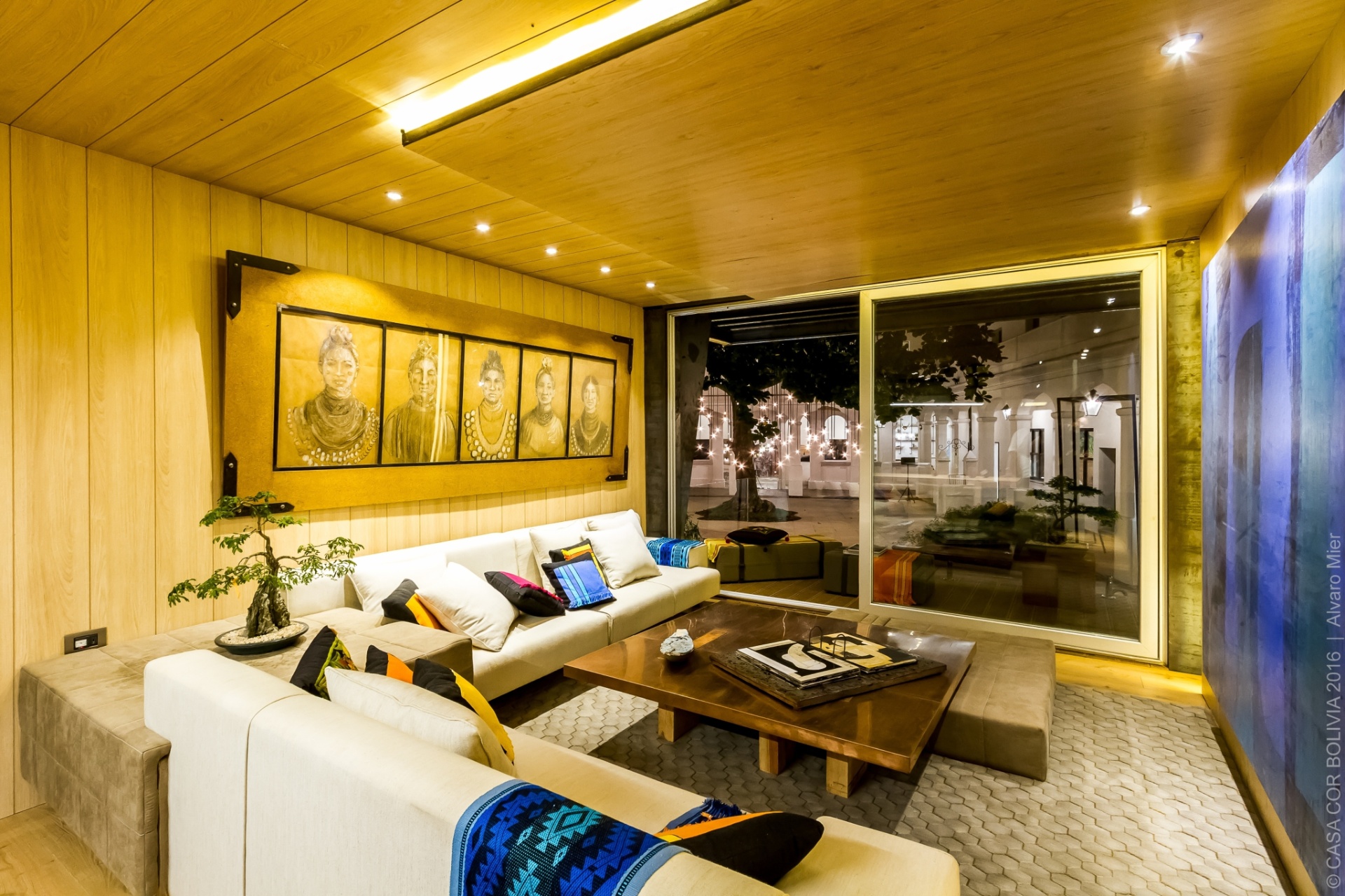 O espaço projetado por Lissy Moreno na Casa Cor Bolívia 2016 tem como destaque a iluminação para ressaltar as obras de arte do Oré Putujú Sabe, como as cinco mulheres da cultura guaraya que ficam na parede - Alvaro Mier/ Divulgação