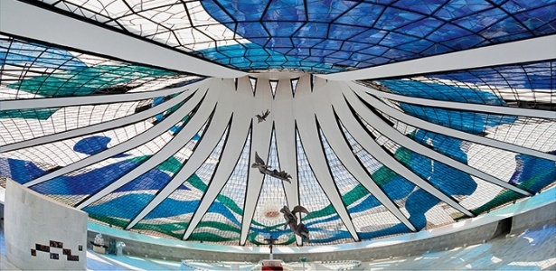 Vitrais da Catedral Metropolitana de Brasília, parte da exposição "A Arte Monumental de Marianne Peretti" - Foto por Breno Laprovítera e Jarbas Jr/Divulgação - Foto por Breno Laprovítera e Jarbas Jr/Divulgação