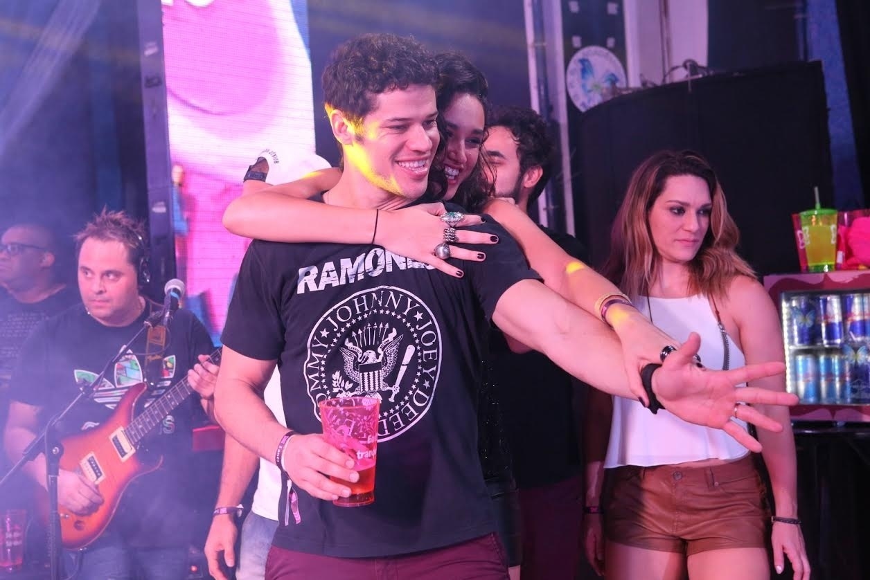 16.jul.2016 - Em clima de romance, Debora Nascimento e José Loreto curtem o evento comemorativo do Baile da Favorita - Reginaldo Teixeira/CS Eventos Divulgação