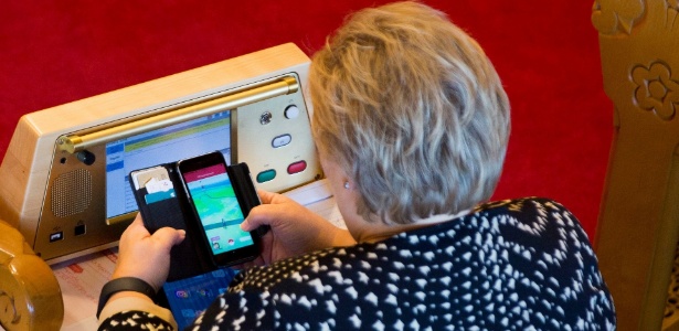 Primeira-ministra da Noruega joga "Pokémon GO" durante sessão do parlamento local; ela não é a primeira política do país vista jogando o game - Tom Henning Bratlie/Klassekampen/The Guardian