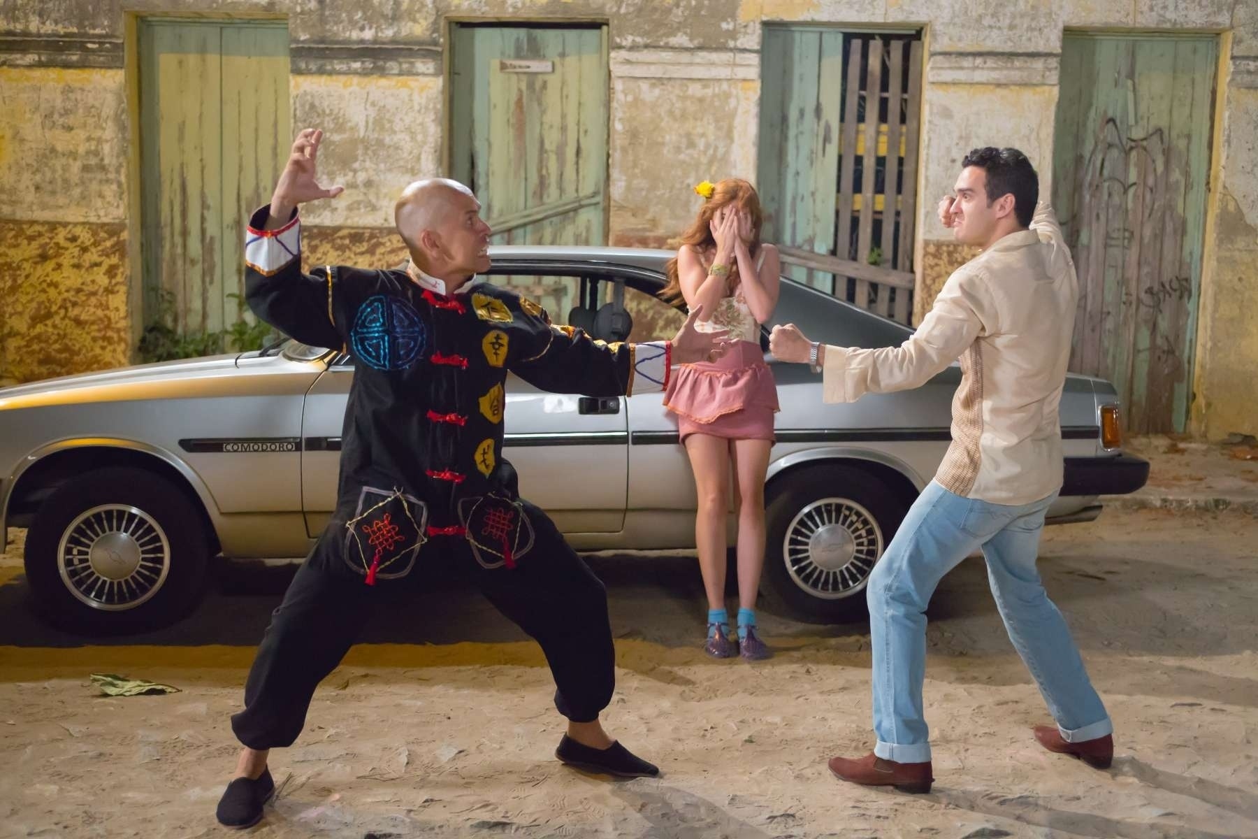 Aluízio Li (Edmilson Filho) enfrenta Armandinho (Marcos Veras) em disputa pelo coração de Anésia Shirley (Bruna Hamú) - Divulgação