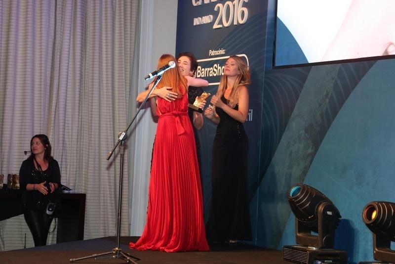 Marina Ruy Barbosa recebe prêmio das mãos de Lília Cabral - AgNews
