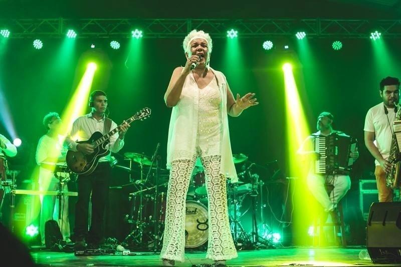 Loalwa Braz em apresentação recente em foto postada em sua conta pessoal do Facebook - Reprodução/Facebook