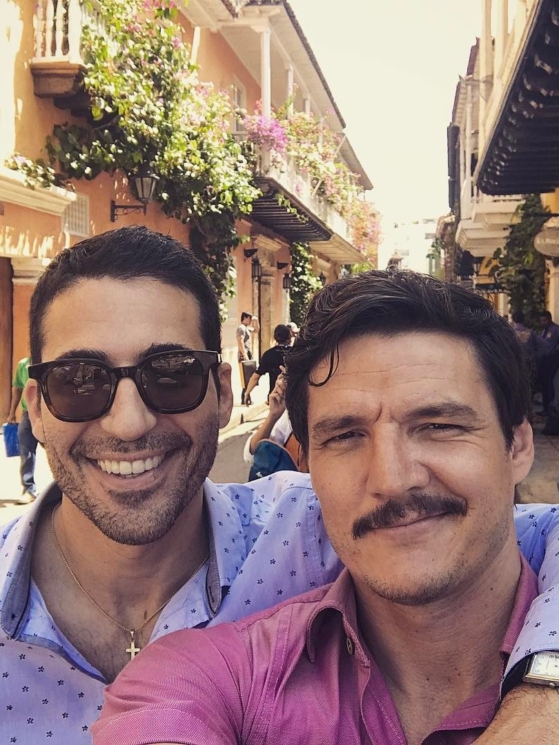 Miguel Ángel Silvestre posa com Pedro Pascal nos bastidores de 