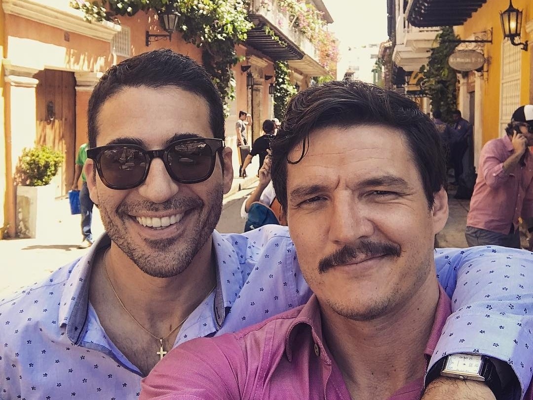 Miguel Ángel Silvestre posa com Pedro Pascal nos bastidores de 