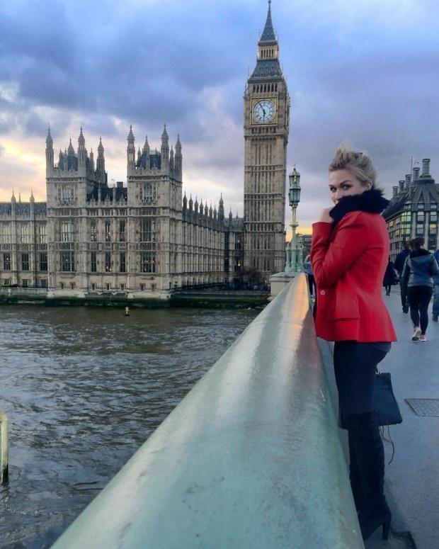 Ludmila também fez foto com o Big Ben e o Parlamento Inglês ao fundo - Reprodução/Instagram/ludayer13