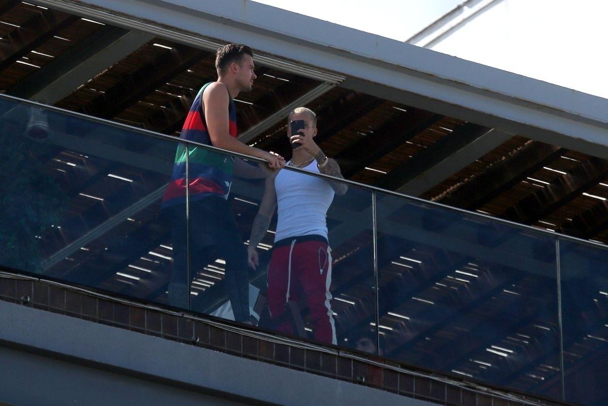 Em seu primeiro dia no Brasil, Justin Bieber aproveitou para fazer selfies na fachada do hotel em que está hospedado, no Rio de Janeiro - André Freitas/AgNews