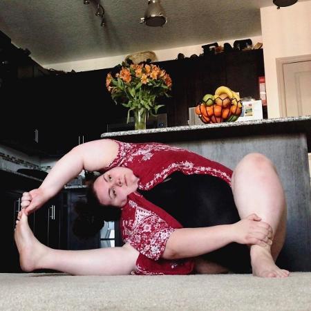 Maria quebra os esterótipos do que é ser fitness em seu perfil no Instagram - Reprodução/ Instagram @asap.yogi