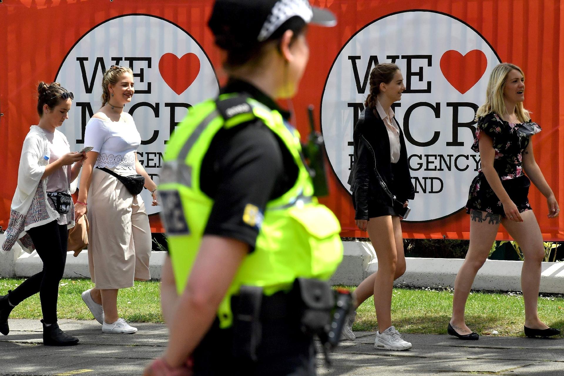 Fã aguardam abertura dos portões para o show One Love Manchester, com Ariana Grande, Katy Perry, Justin Bieber e outros, pelas vítimas do ataque terrorista do dia 22 de maio - AFP