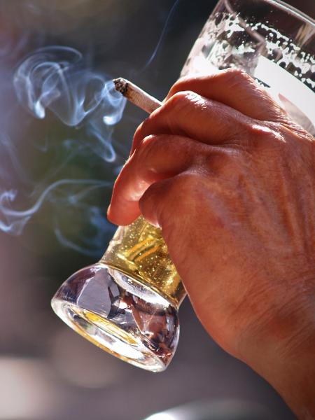 Combinar bebidas alcoólicas e cigarros potencializa os danos no cérebro - iStock