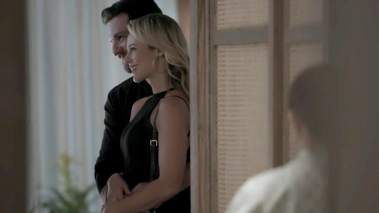 Em "A Força do Querer", Caio e Jeiza aparecem juntos na casa de Silvana - Reprodução/Gshow - Reprodução/Gshow