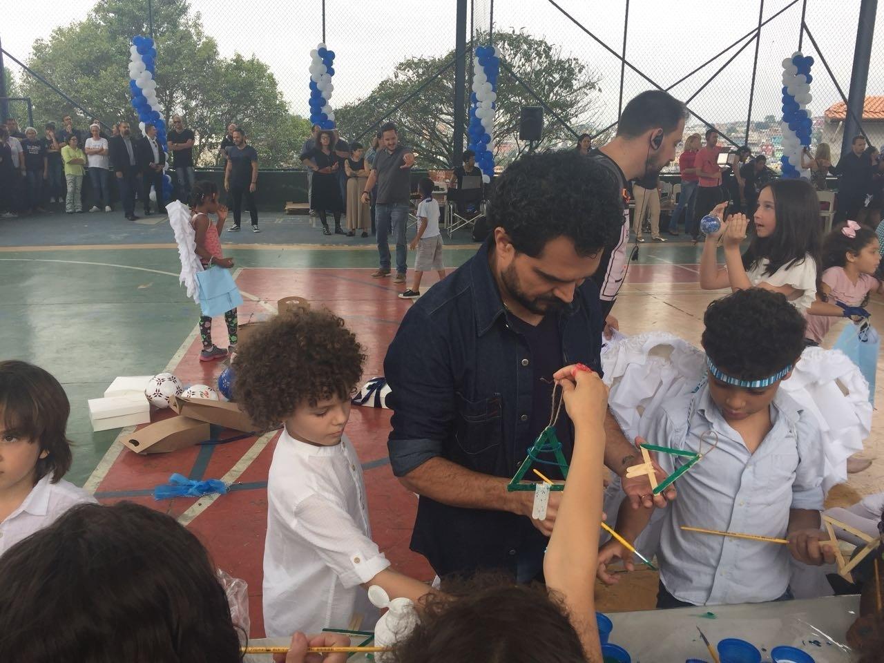 Luciano ajuda crianças da Casa de Zezinho produzir enfeites de Natal - Divulgação
