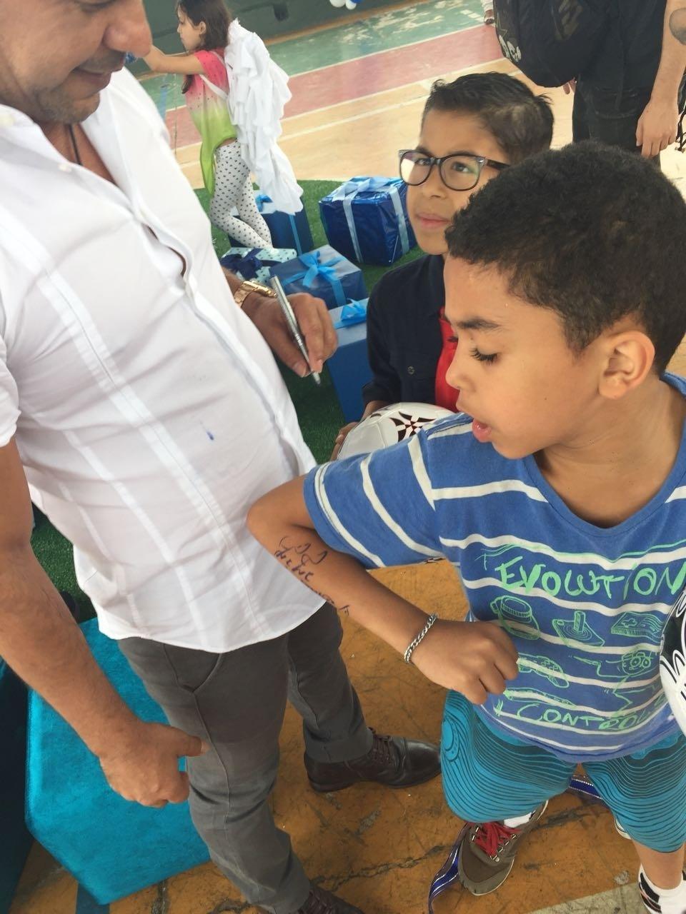 Zezé Di Camargo interage com as crianças da Casa de Zezinho em uma ação de Natal - Divulgação