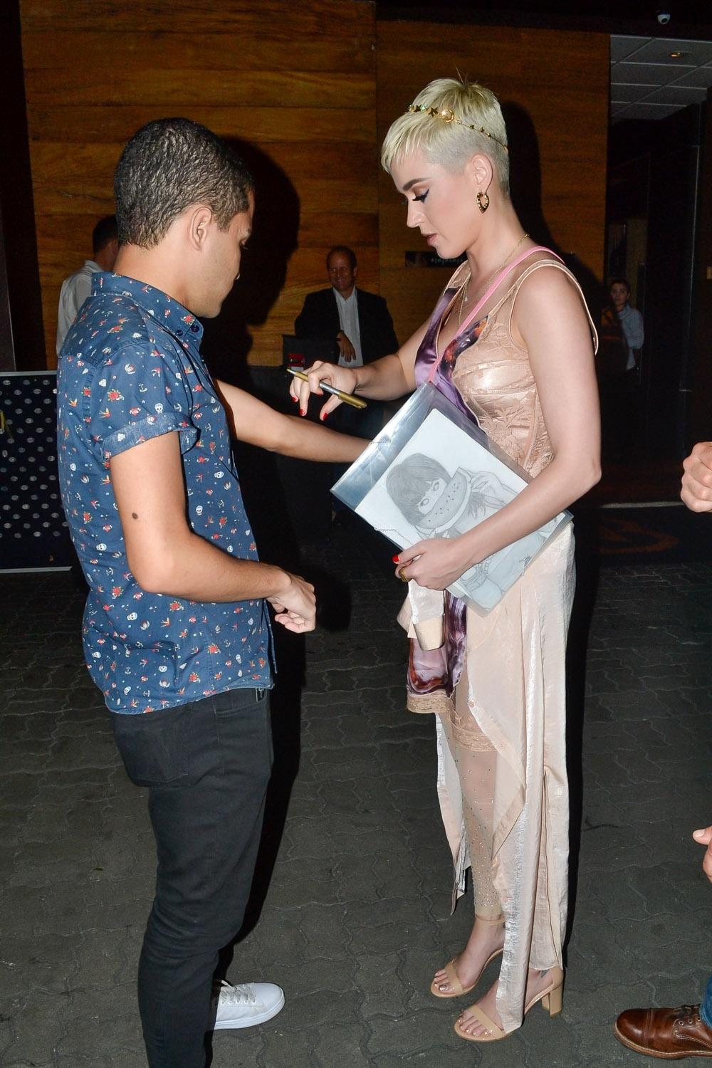 A cantora Katy Perry, que faz show em São Paulo neste sábado (17), saiu para jantar em uma churrascaria na sexta-feira e, muito simpática, conversou com fãs, tirou fotos e até autografou o braço de um deles - Clayton Felizardo/Brazil News