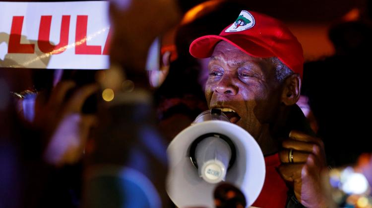 O ator americano Danny Glover discursa cerca de militantes de esquerda - Rodolfo Buhrer/Reuters - Rodolfo Buhrer/Reuters