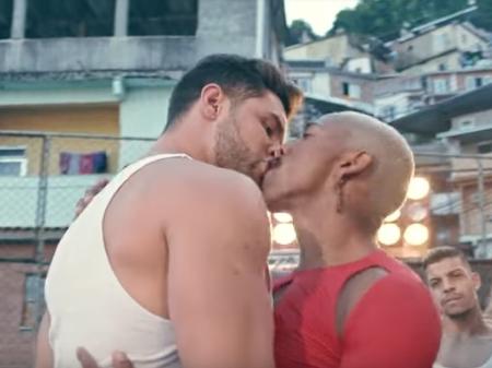Nego do Borel protagoniza beijo em "Me Solta" - Reprodução/YouTube