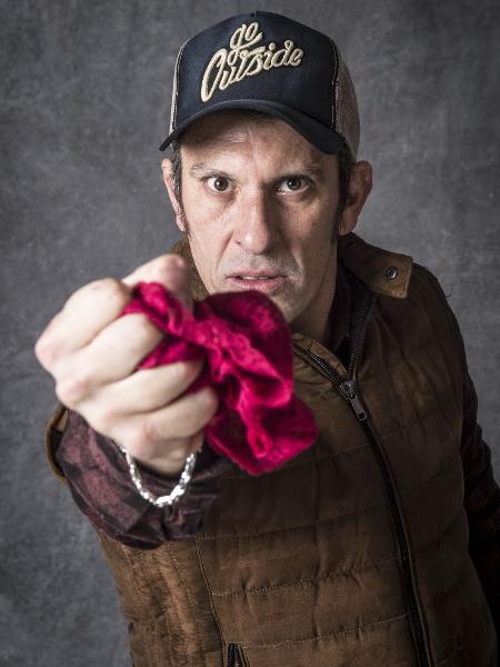 Milhem Cortaz interpreta o delegado Machado que gosta de usar calcinha em "O Sétimo Guardião" - João Cotta/Globo - João Cotta/Globo