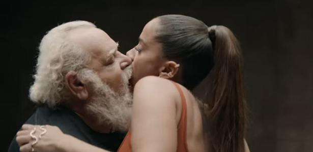 'Eu não vi antes' | Anitta diz que não sabia quem eram 28 pessoas que beijou em seu clipe