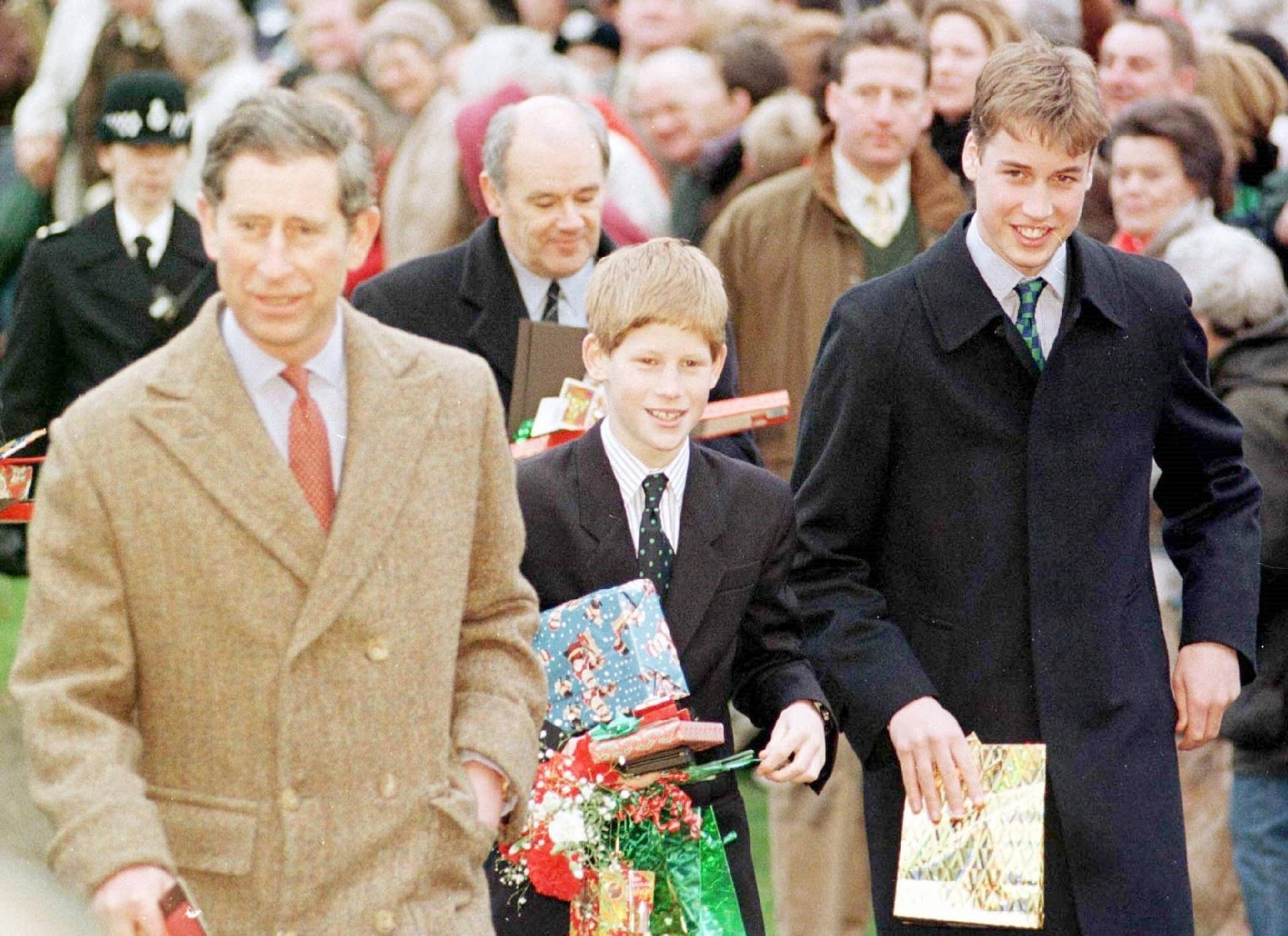 Príncipe Charles e seus filhos, Harry e William, saúdam súditos ao deixar a igreja de Sandrigham no dia de Natal em 1997 - Getty Images