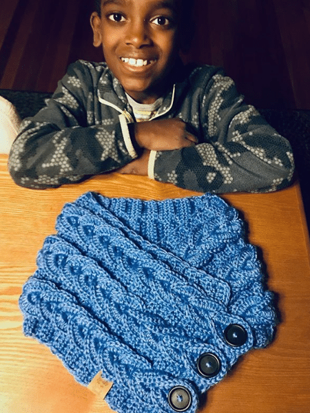 Jonah&nbsp;Larson, de 11 anos, ama crochês - Reprodução